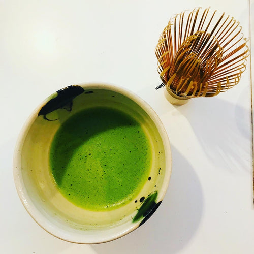 Le matcha ne devrait pas entrer en contact avec des ustensiles métalliques ?